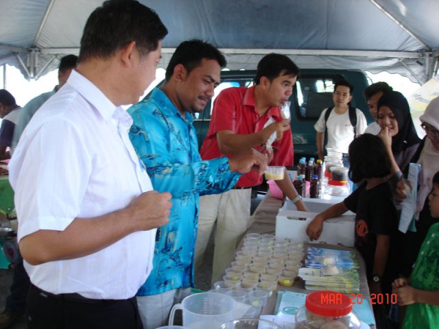 4.Ahli Majlis En Amir menunjuk cara mmebuat sabun dengan minyak masak terpakai di Seberang Jaya pada 20-3-2010